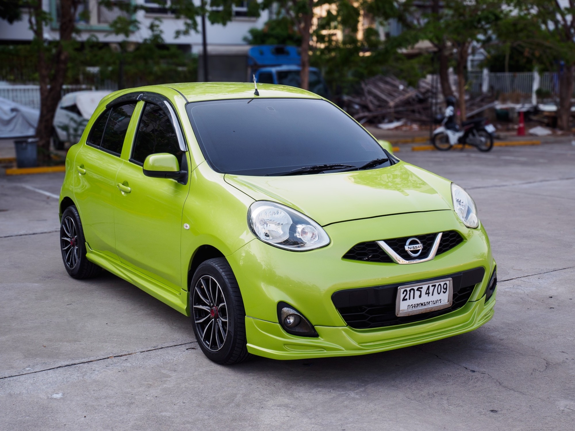 2013 Nissan March สีเขียว (รูปที่ 2)