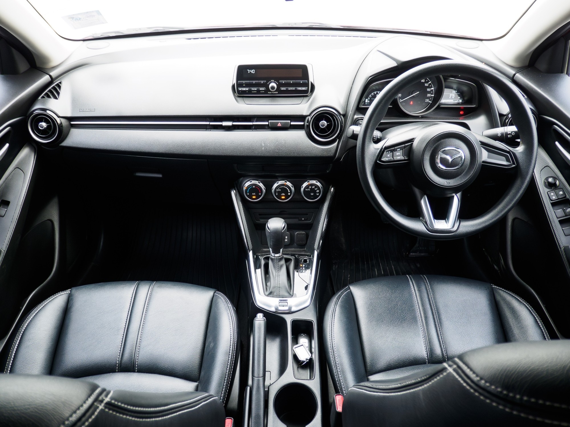 2017 Mazda 2 Sedan (4 ประตู) สีแดง (รูปที่ 8)