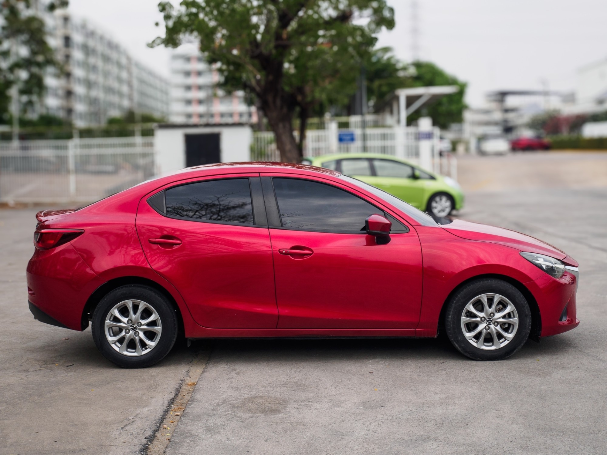 2017 Mazda 2 Sedan (4 ประตู) สีแดง (รูปที่ 3)