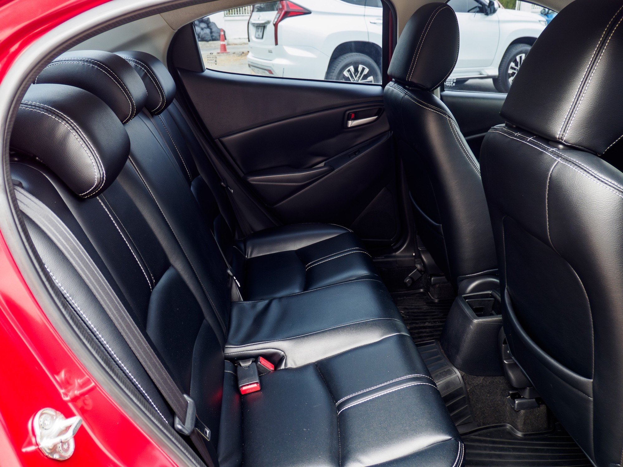 2017 Mazda 2 Sedan (4 ประตู) สีแดง (รูปที่ 12)