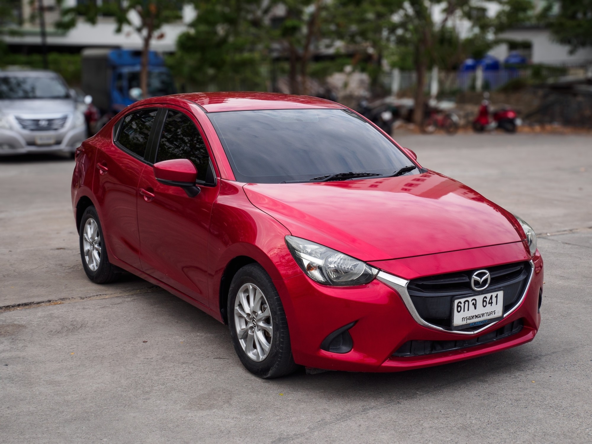 2017 Mazda 2 Sedan (4 ประตู) สีแดง (รูปที่ 2)