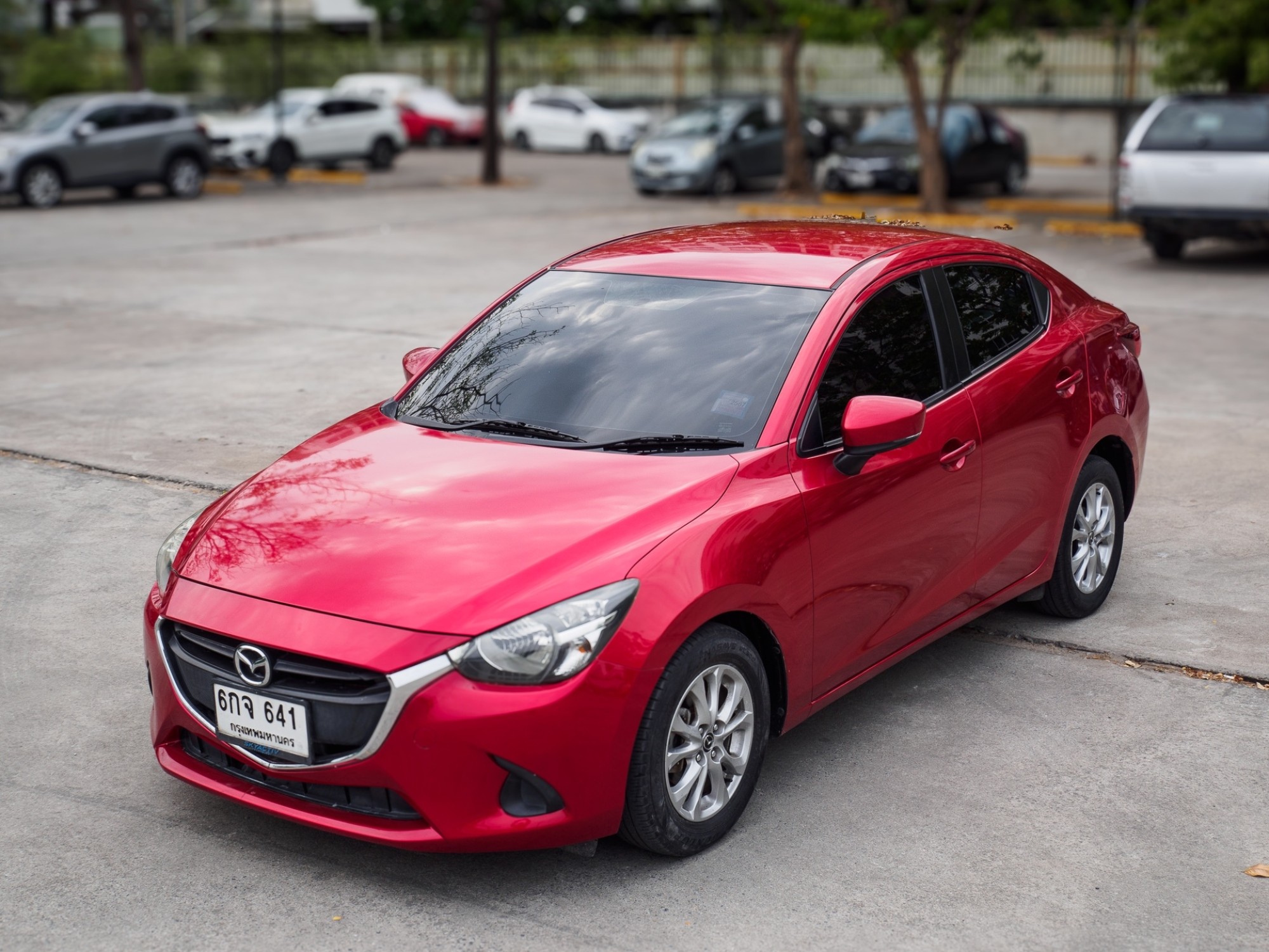 2017 Mazda 2 Sedan (4 ประตู) สีแดง (รูปที่ 4)