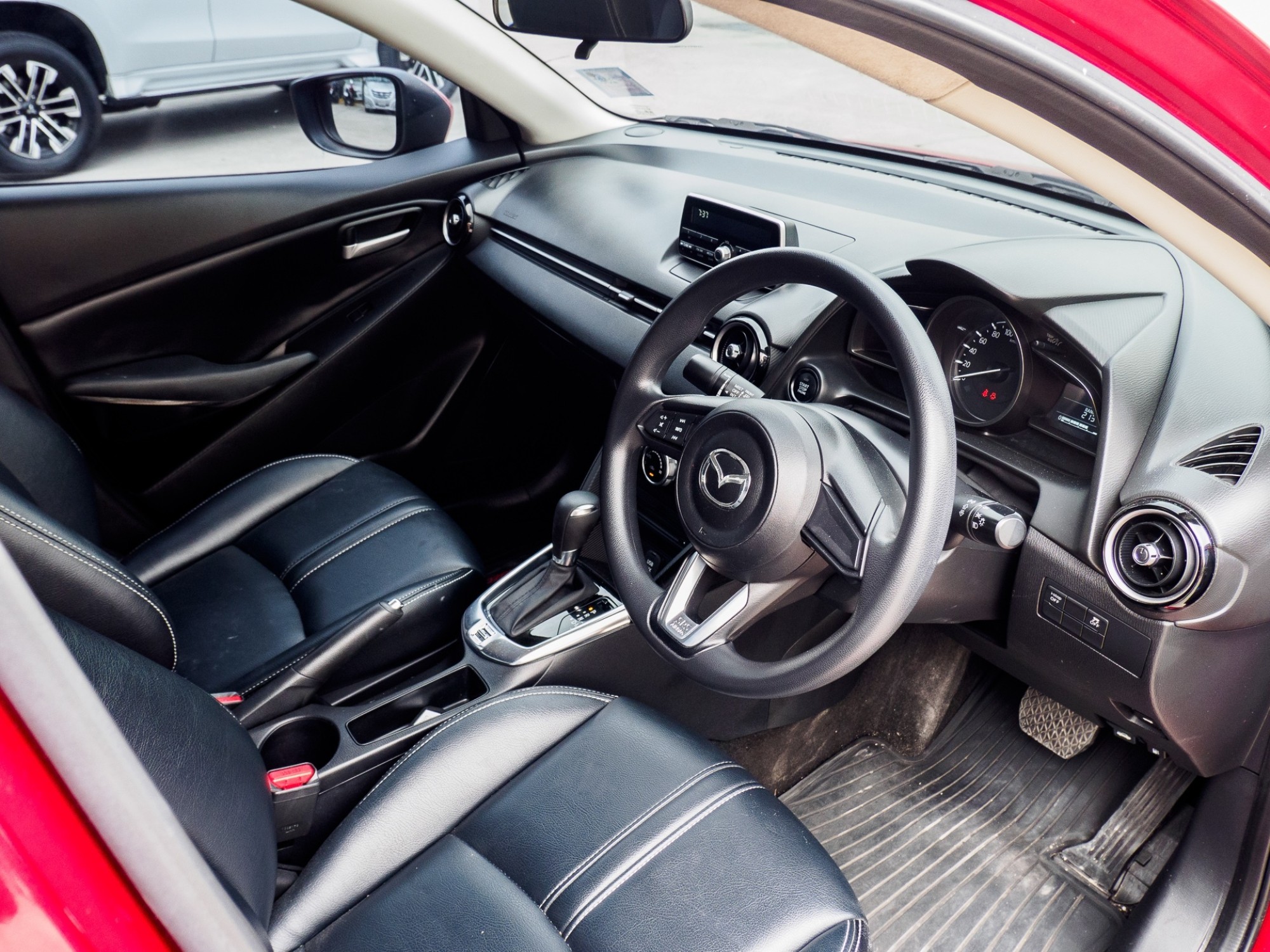 2017 Mazda 2 Sedan (4 ประตู) สีแดง (รูปที่ 16)