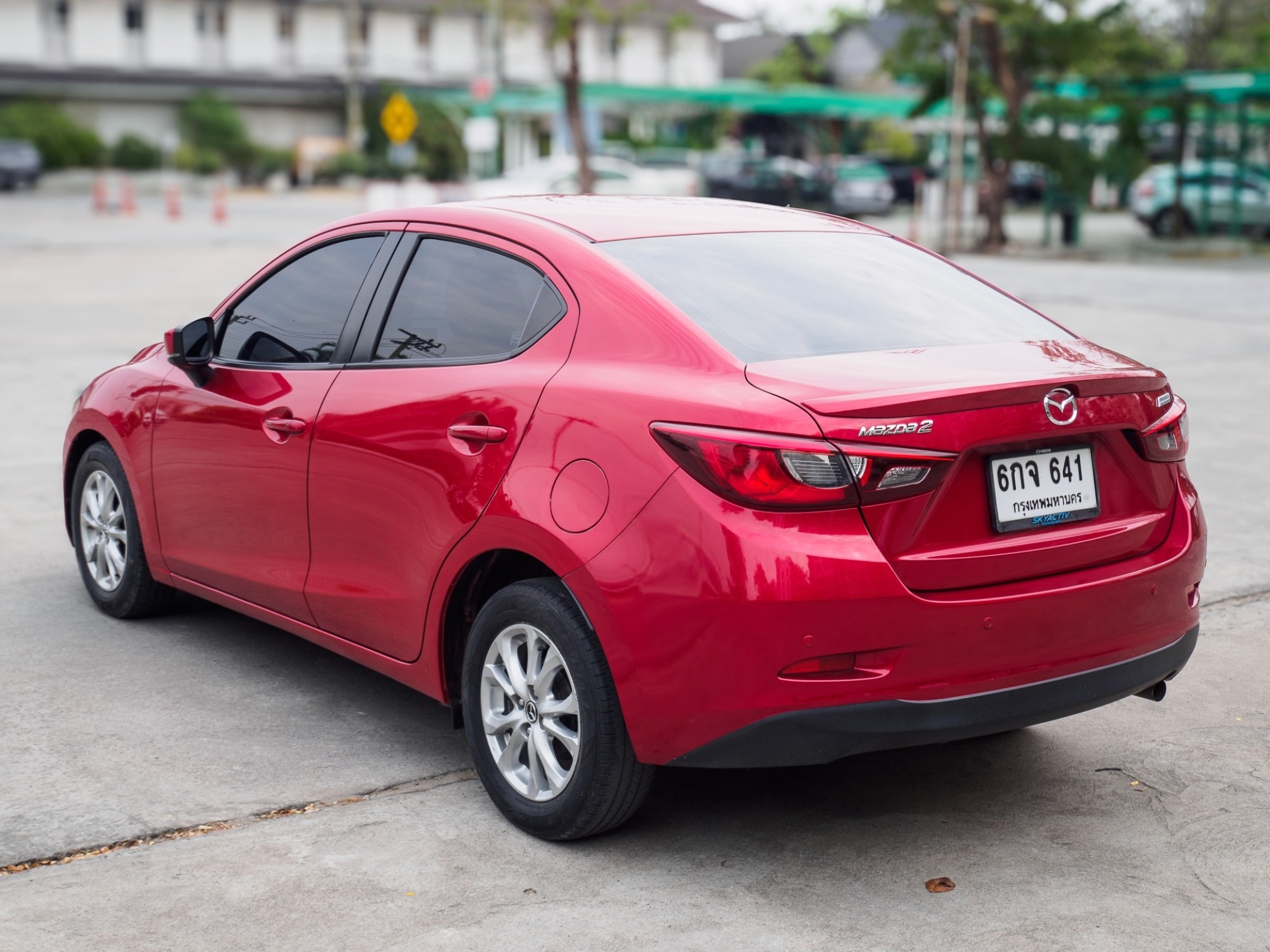 2017 Mazda 2 Sedan (4 ประตู) สีแดง (รูปที่ 7)
