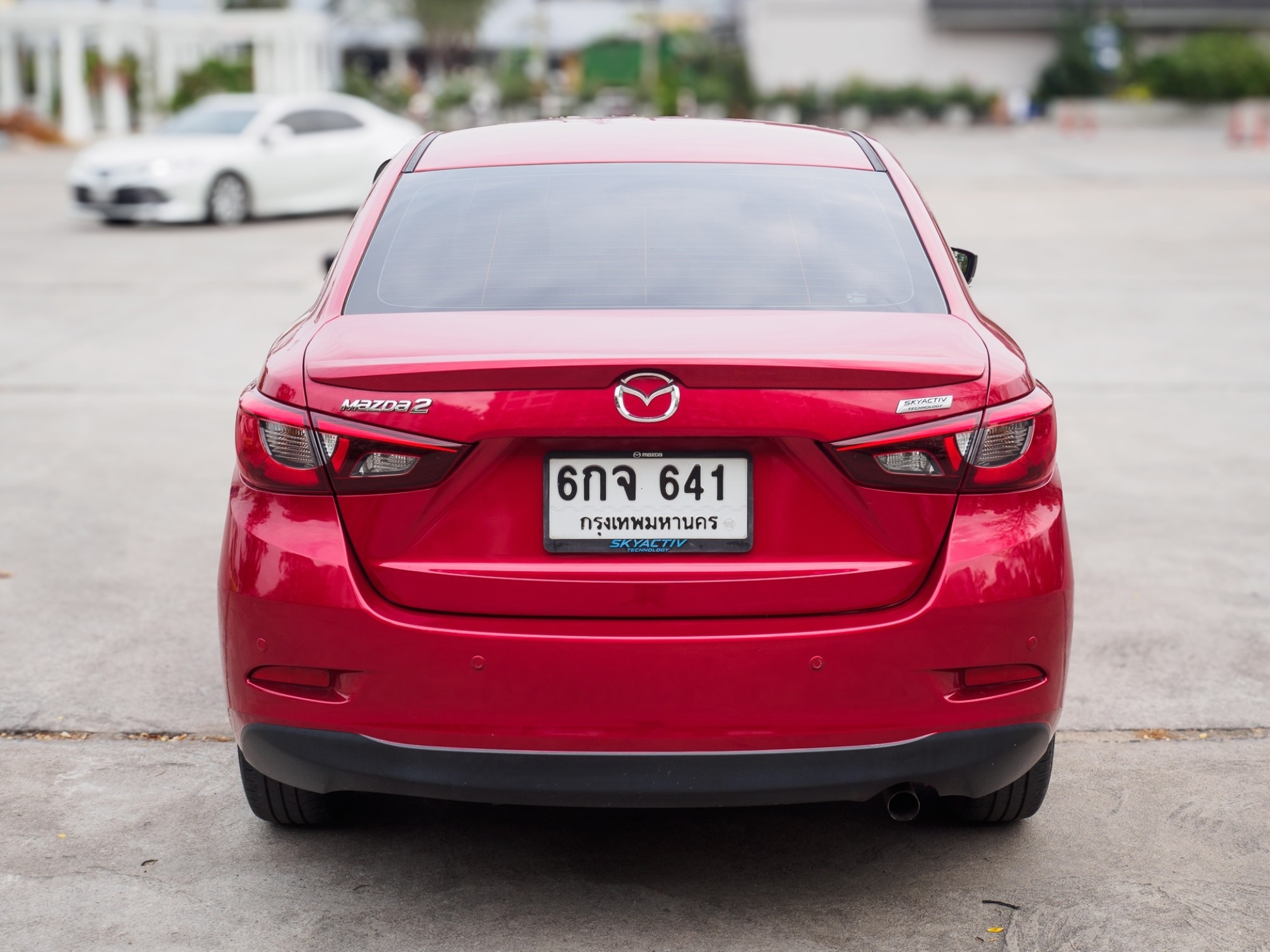2017 Mazda 2 Sedan (4 ประตู) สีแดง (รูปที่ 6)