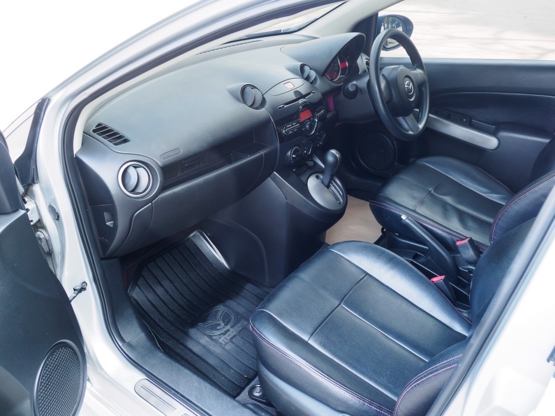 2013 Mazda 2 Elegance (4 ประตู) สีเงิน (รูปที่ 14)