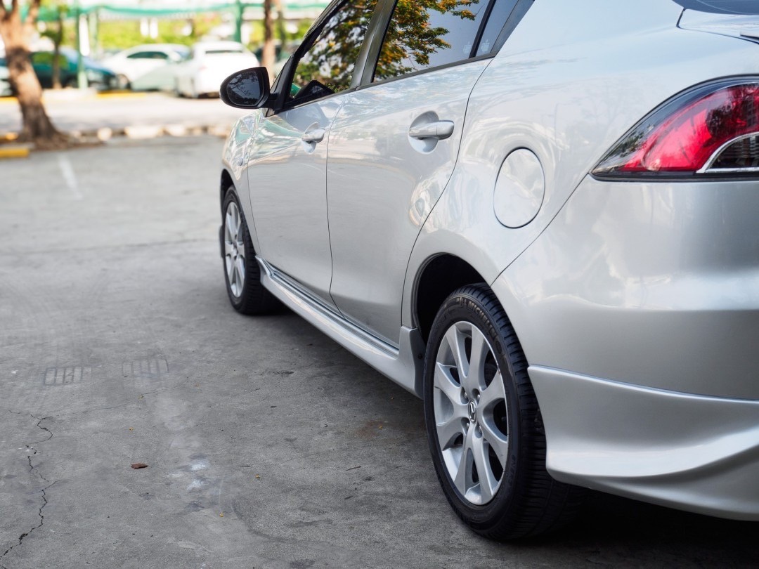 2013 Mazda 2 Elegance (4 ประตู) สีเงิน (รูปที่ 2)