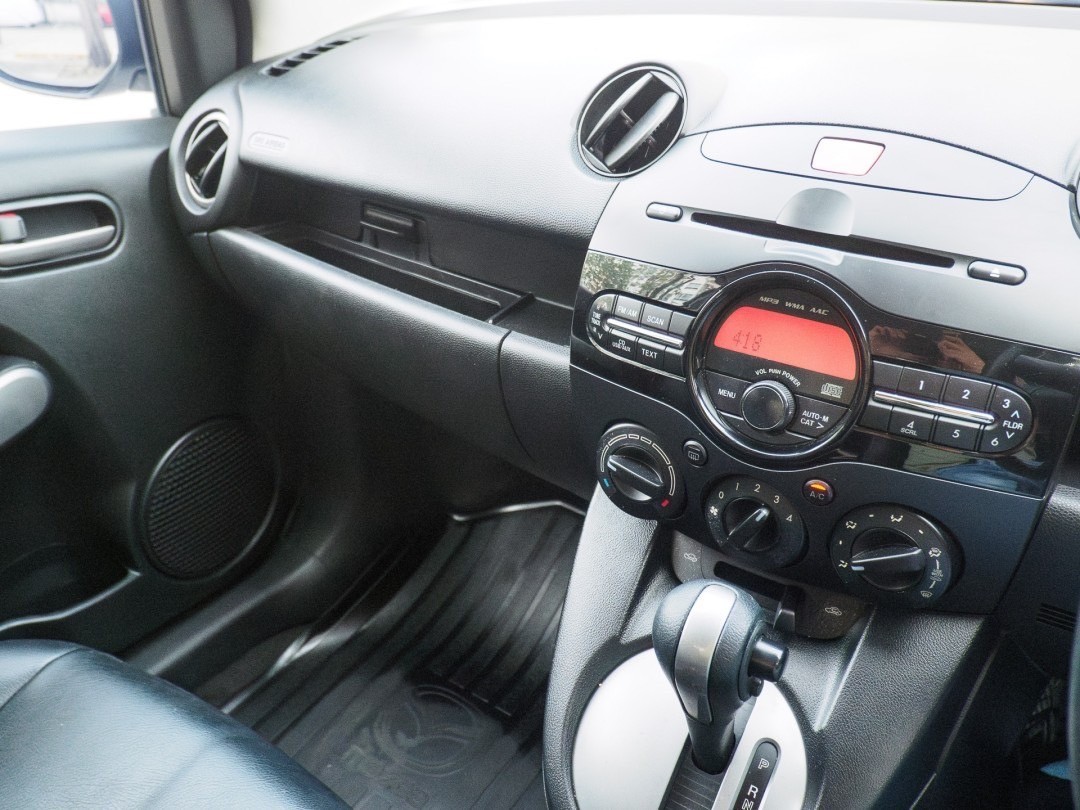 2013 Mazda 2 Elegance (4 ประตู) สีเงิน (รูปที่ 9)