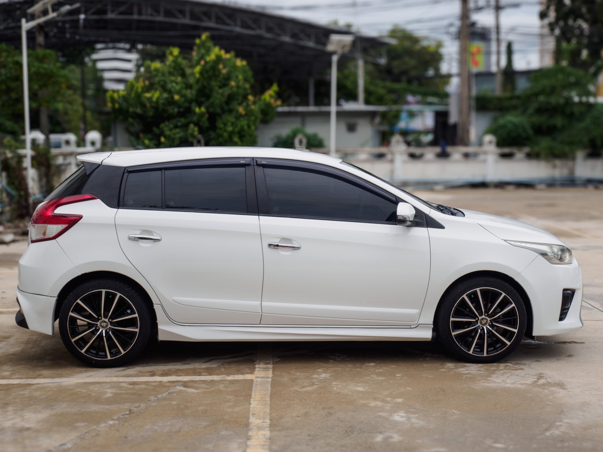2014 Toyota Yaris สีขาว (รูปที่ 4)