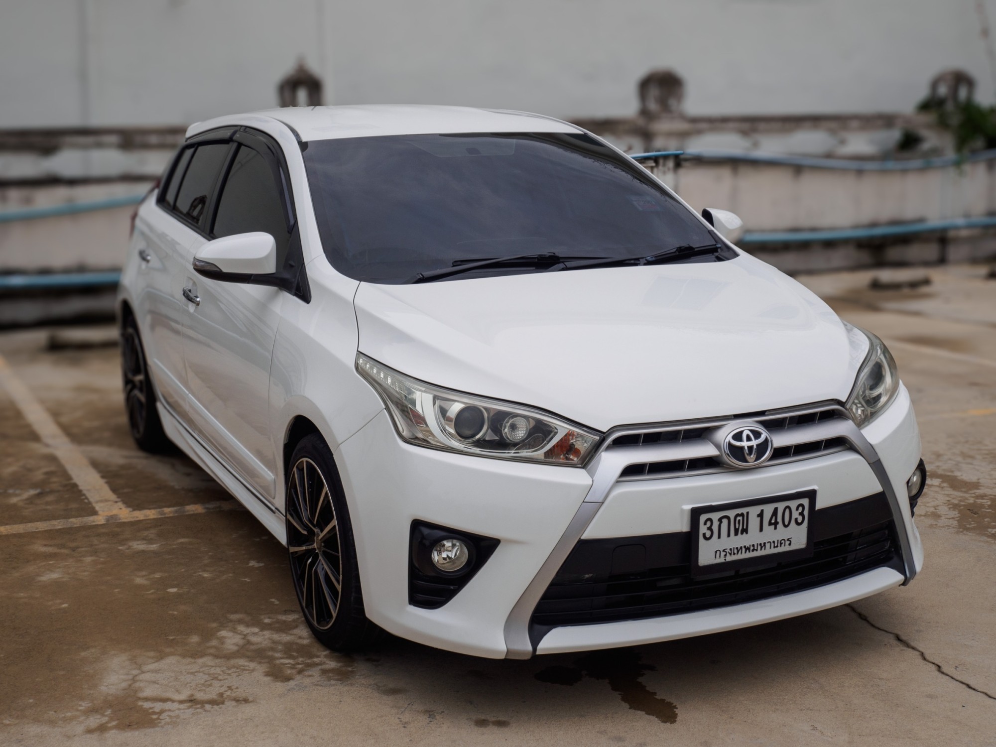 2014 Toyota Yaris สีขาว (รูปที่ 2)