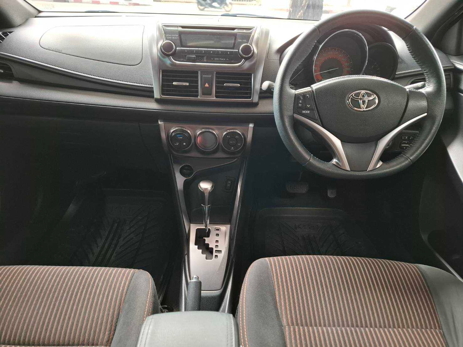 2014 Toyota Yaris สีขาว (รูปที่ 8)