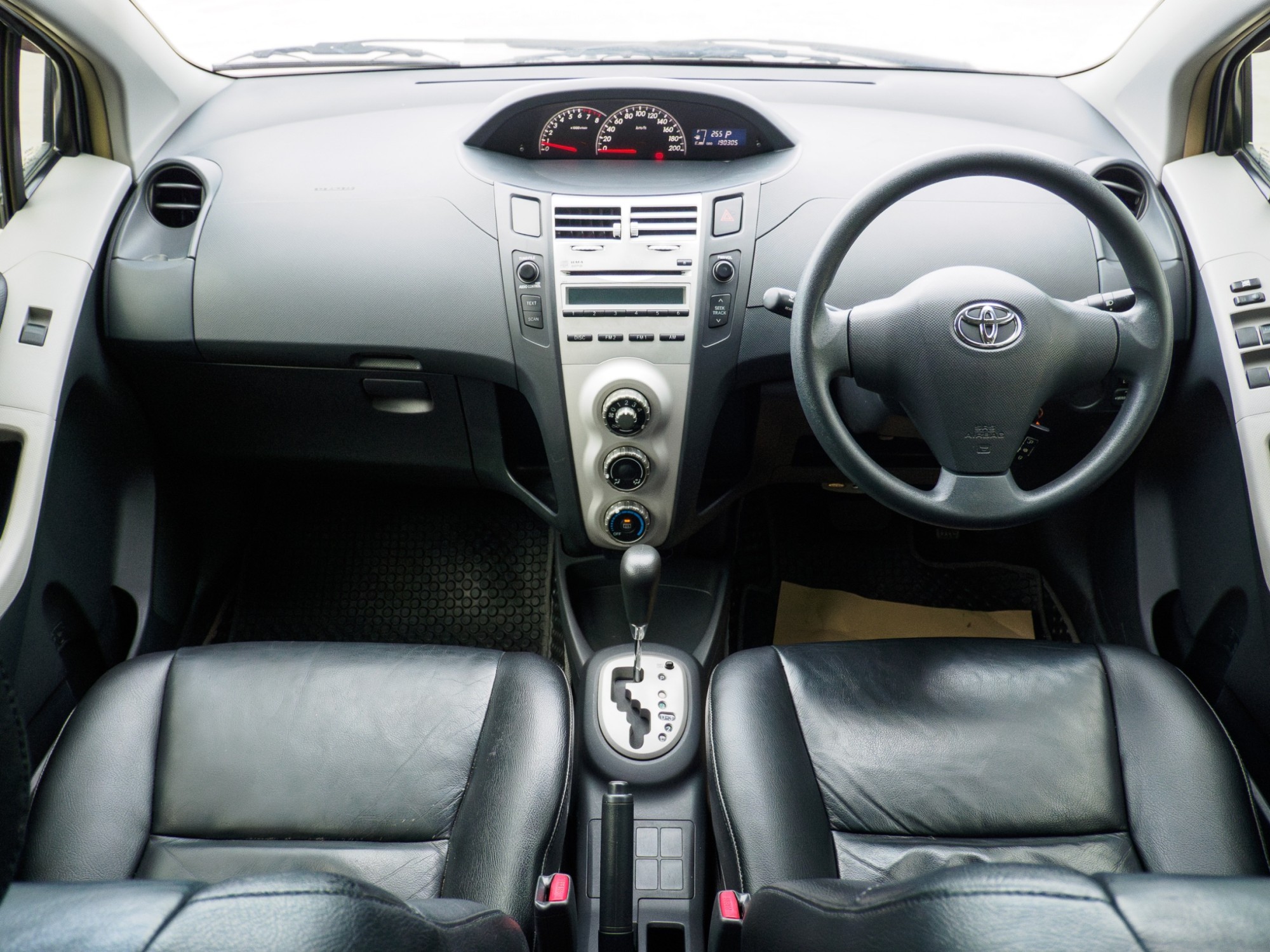 2009 Toyota Yaris สีเทา (รูปที่ 9)