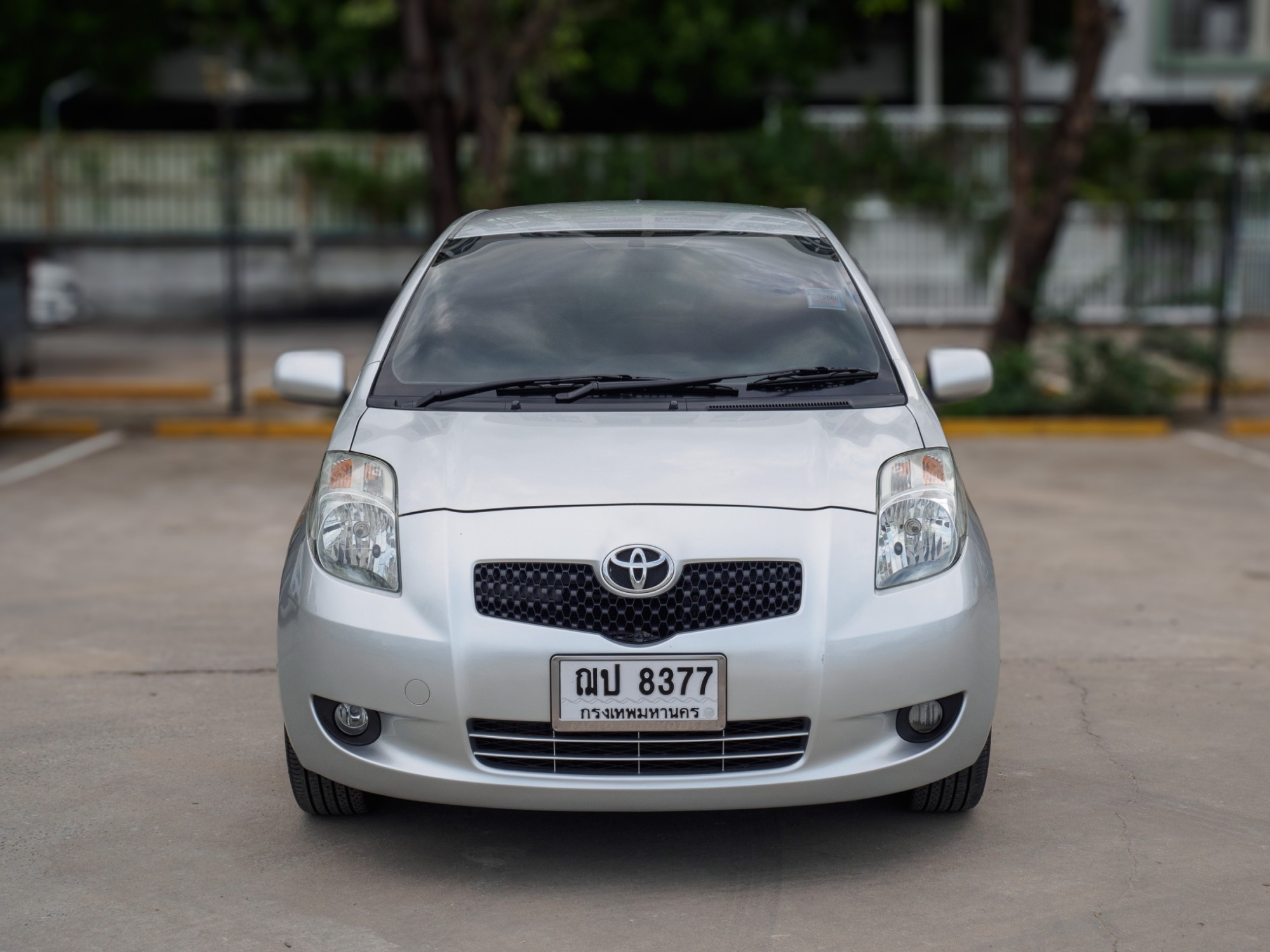 2009 Toyota Yaris สีเทา (รูปที่ 2)