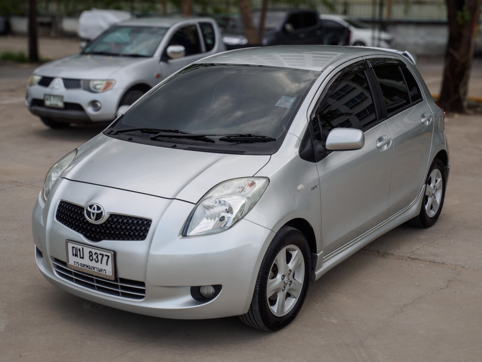 2009 Toyota Yaris สีเทา (รูปที่ 3)