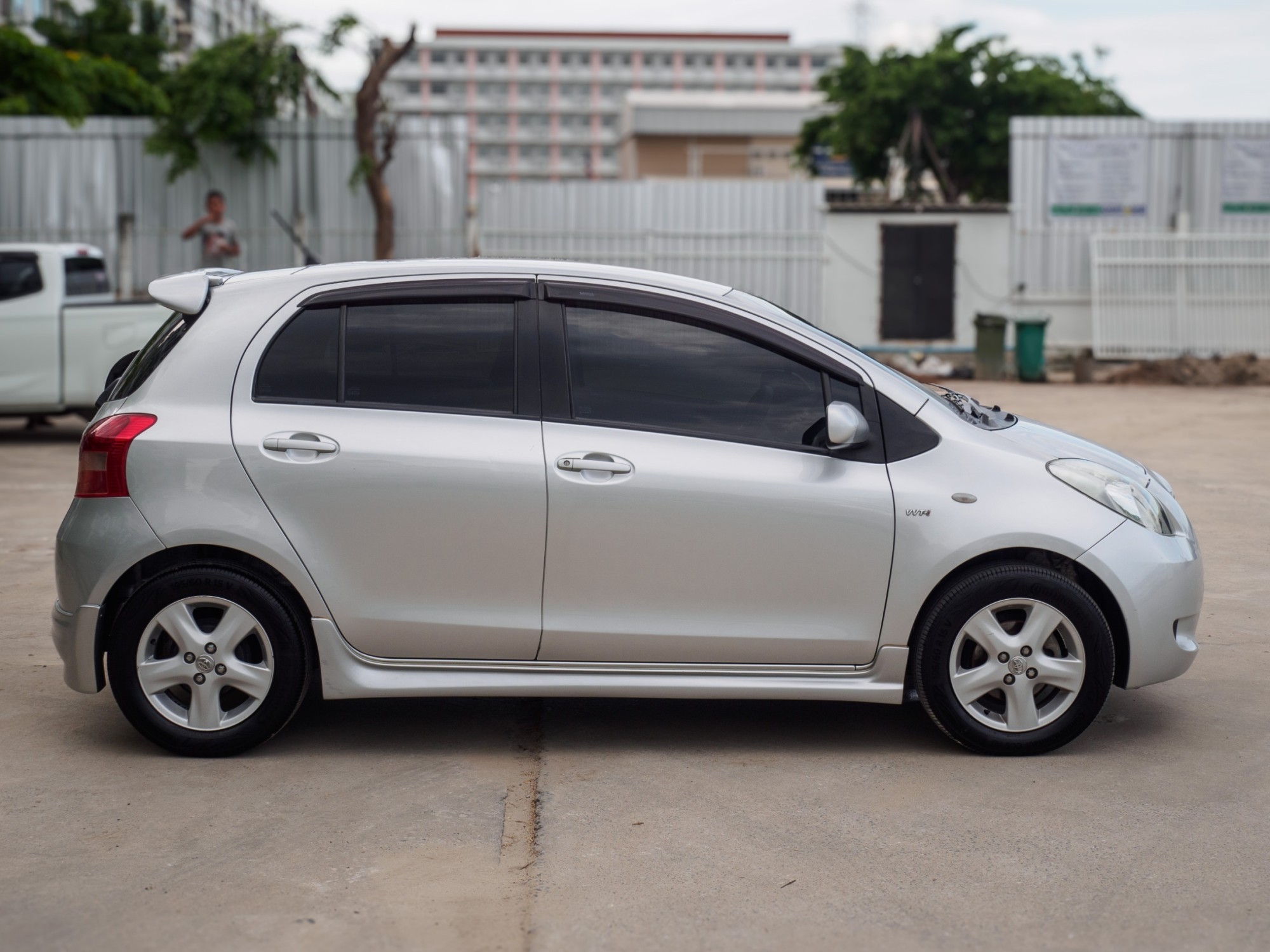 2009 Toyota Yaris สีเทา (รูปที่ 4)