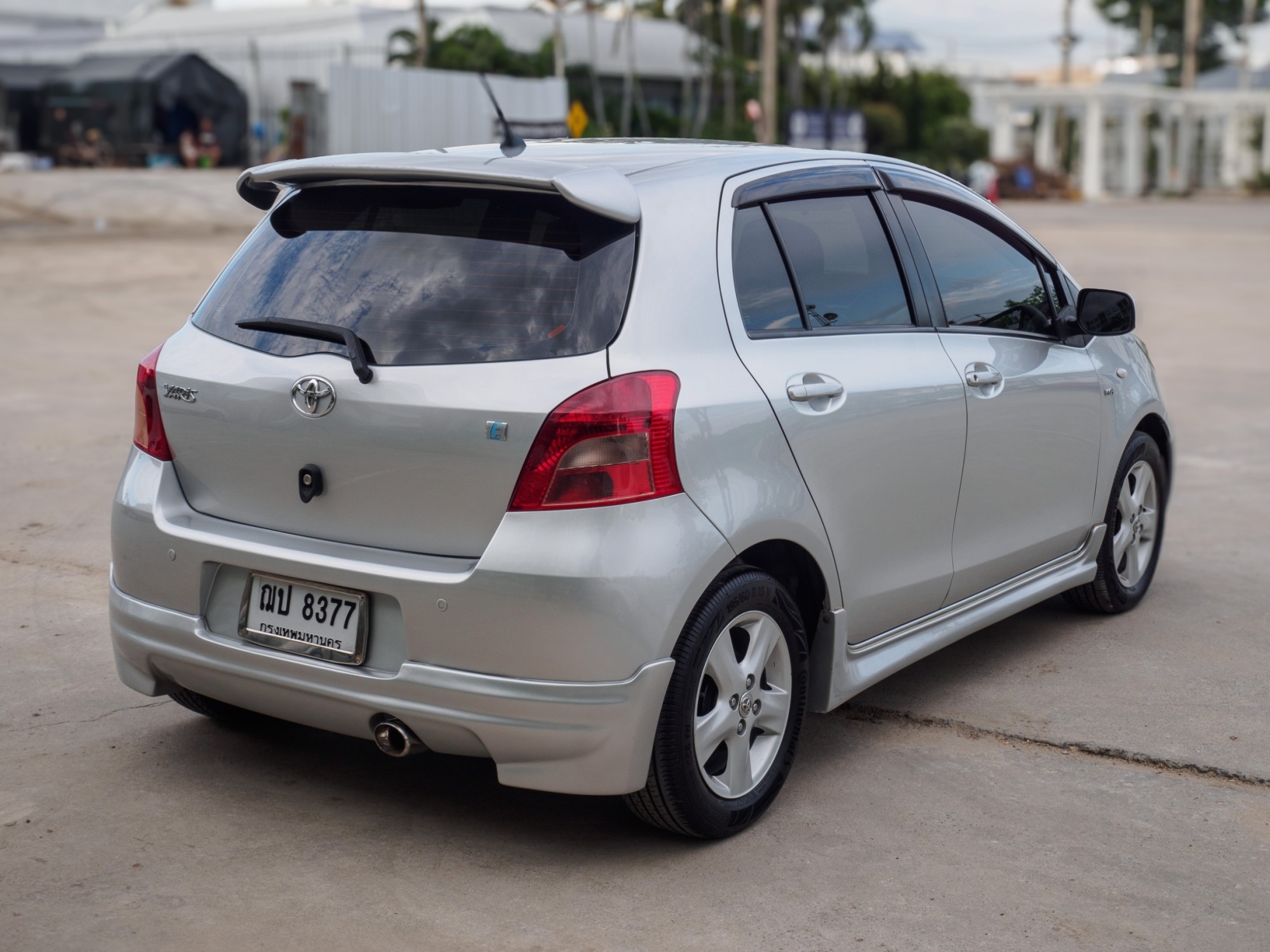 2009 Toyota Yaris สีเทา (รูปที่ 5)