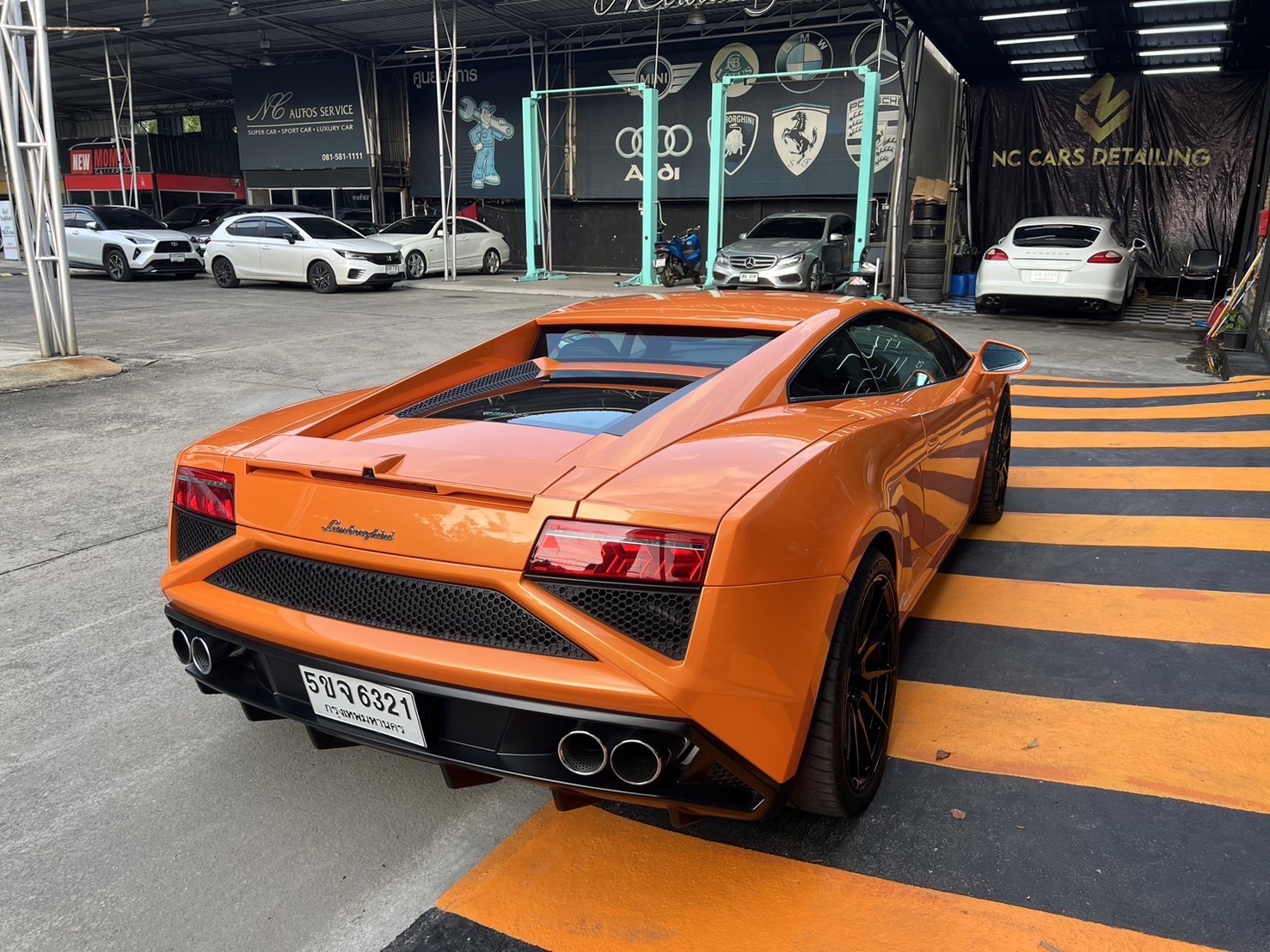 2013 Lamborghini Gallardo สีส้ม (รูปที่ 16)