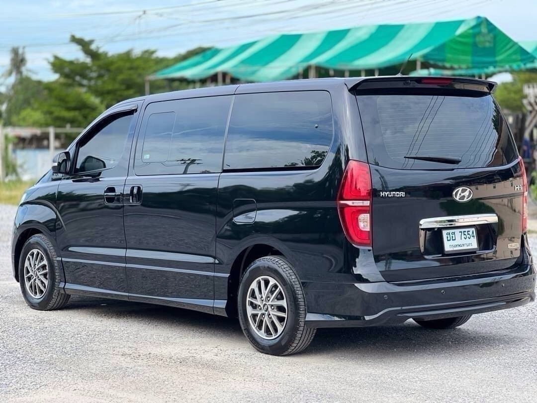 2018 Hyundai H-1 สีดำ (รูปที่ 2)