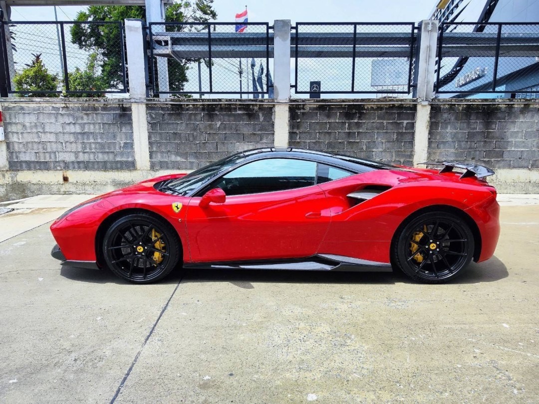 2017 Ferrari 488 GTB สีแดง (รูปที่ 9)