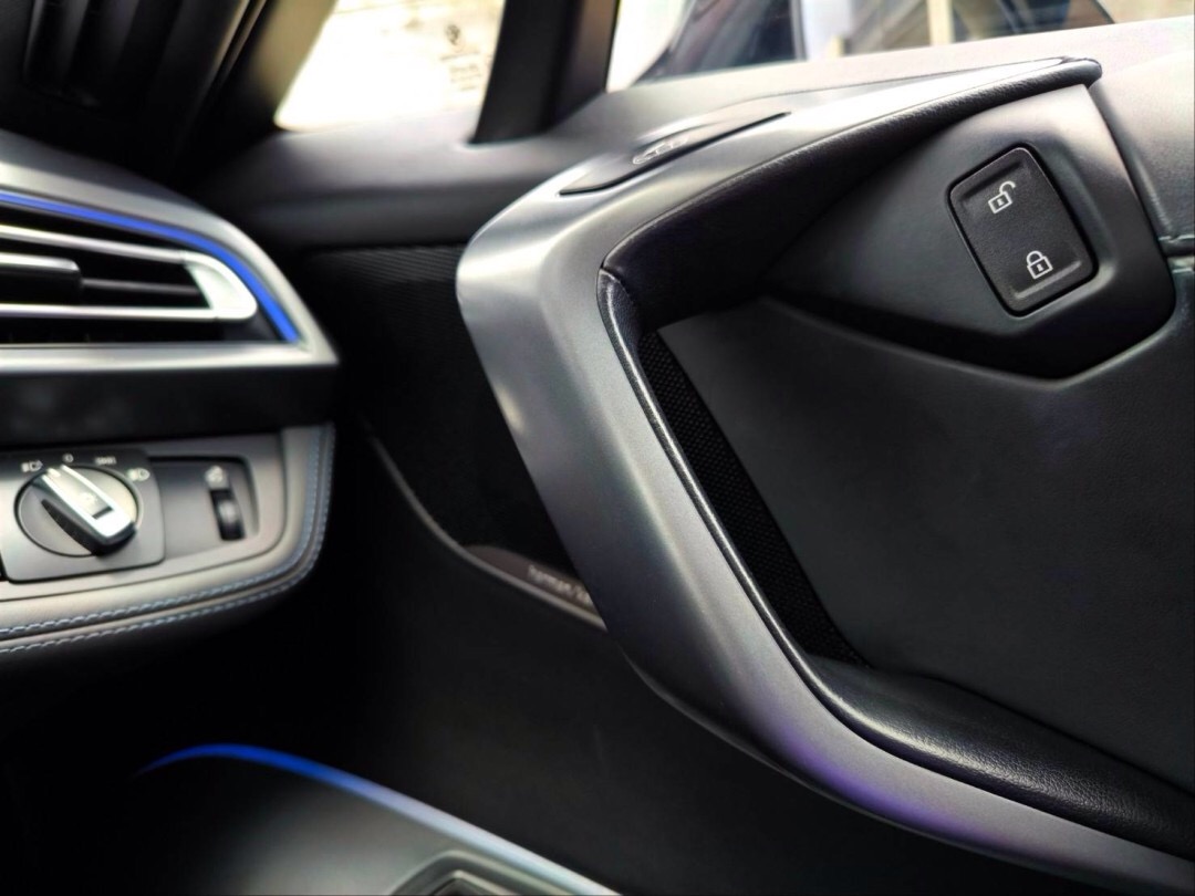 2011 BMW i8 สีน้ำเงิน (รูปที่ 5)