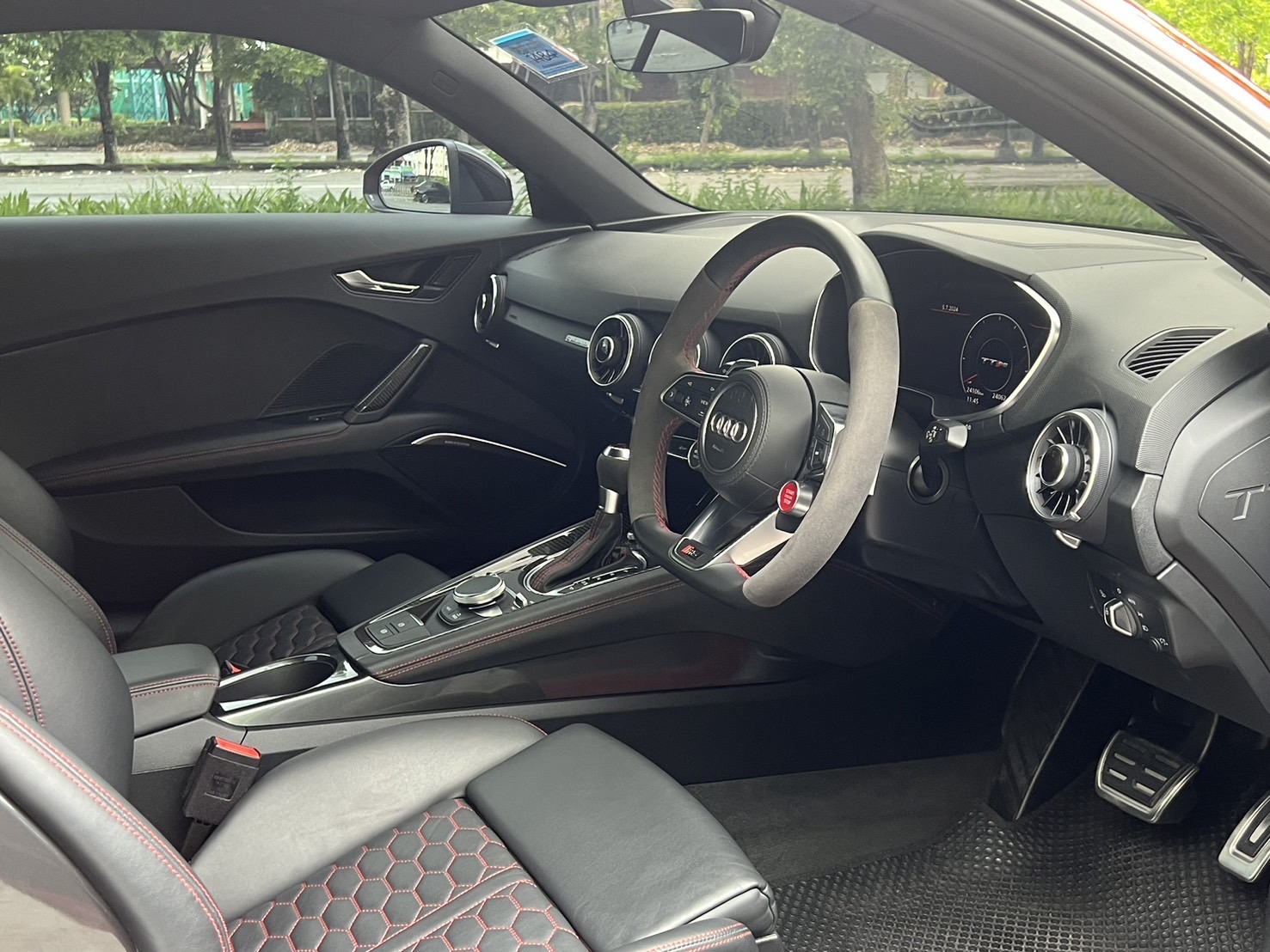 2022 Audi TTRS Quattro coupe สีแดง (รูปที่ 4)