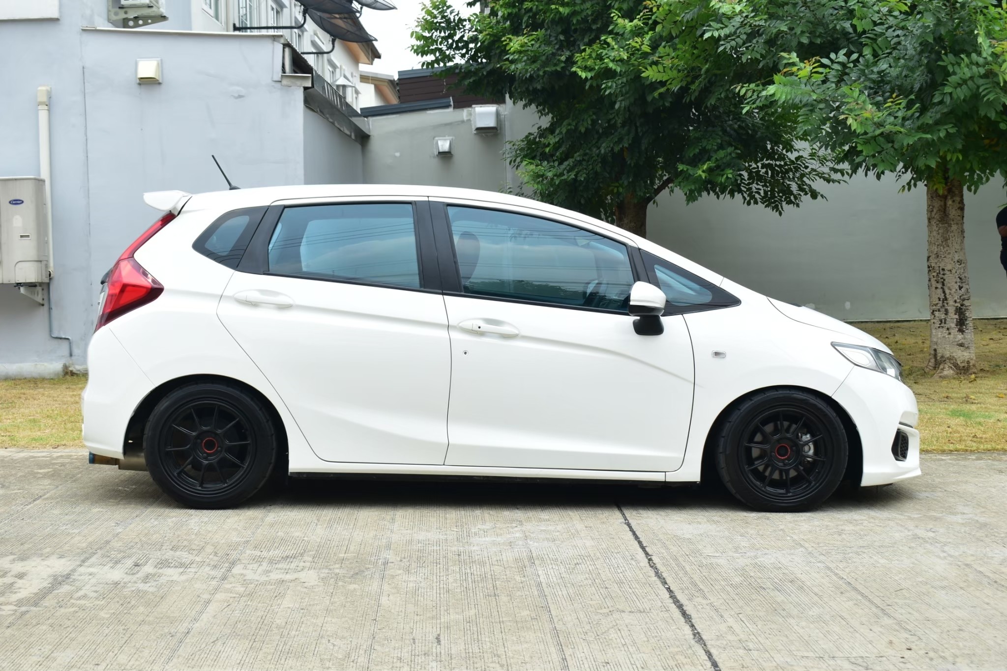 Honda Jazz Gk 1.5V+ เครื่องยนต์: เบนซิน เกียร์:ออโต้ ปี: 2016 สี:ขาว ไมล์: 9x,xxx Km. (รูปที่ 2)