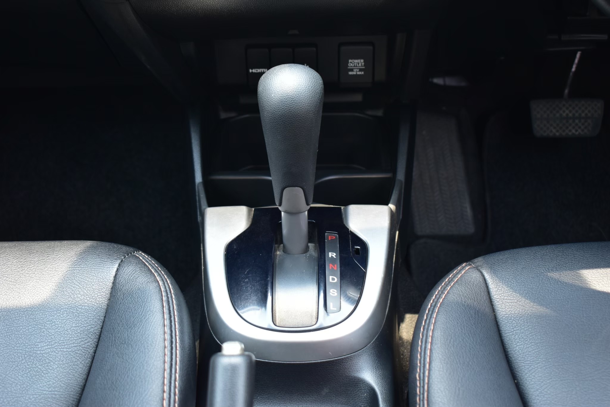 Honda Jazz Gk 1.5V+ เครื่องยนต์: เบนซิน เกียร์:ออโต้ ปี: 2016 สี:ขาว ไมล์: 9x,xxx Km. (รูปที่ 22)