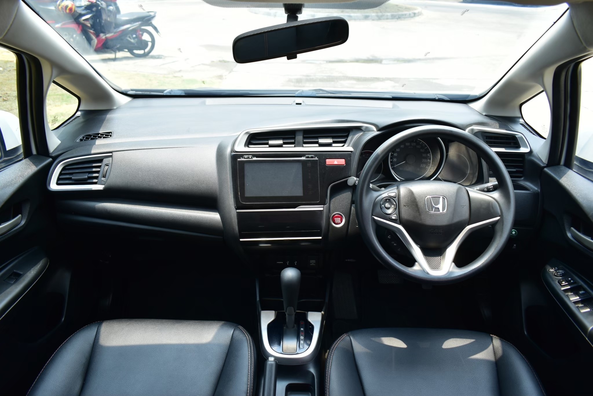 Honda Jazz Gk 1.5V+ เครื่องยนต์: เบนซิน เกียร์:ออโต้ ปี: 2016 สี:ขาว ไมล์: 9x,xxx Km. (รูปที่ 25)