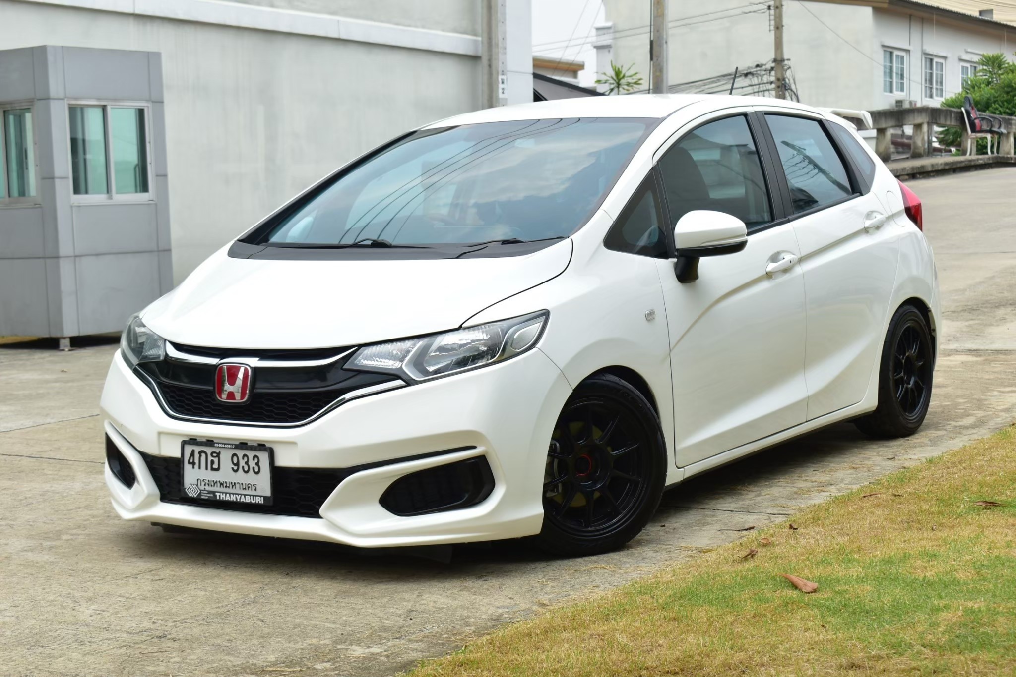 Honda Jazz Gk 1.5V+ เครื่องยนต์: เบนซิน เกียร์:ออโต้ ปี: 2016 สี:ขาว ไมล์: 9x,xxx Km. (รูปที่ 32)