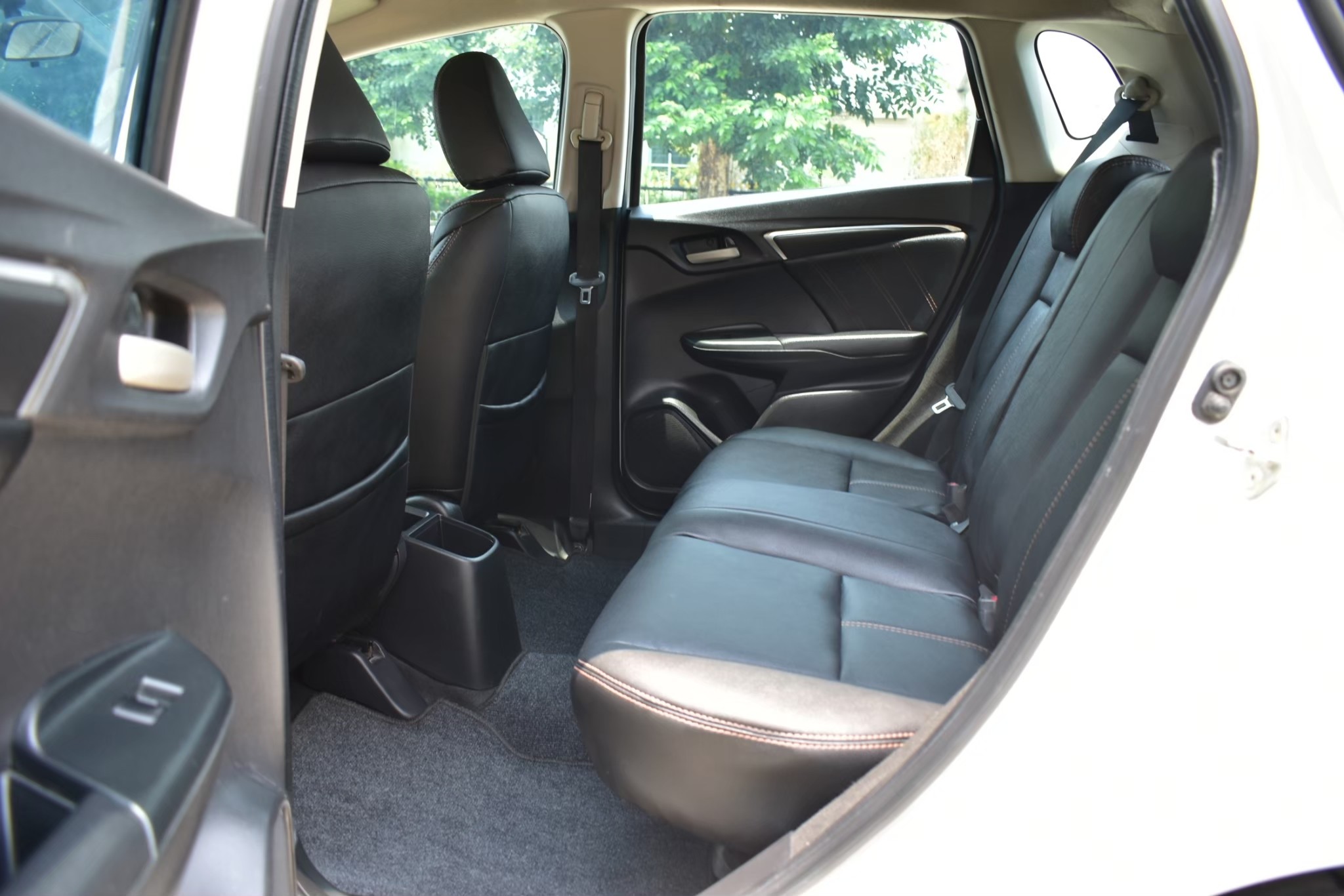 Honda Jazz Gk 1.5V+ เครื่องยนต์: เบนซิน เกียร์:ออโต้ ปี: 2016 สี:ขาว ไมล์: 9x,xxx Km. (รูปที่ 21)