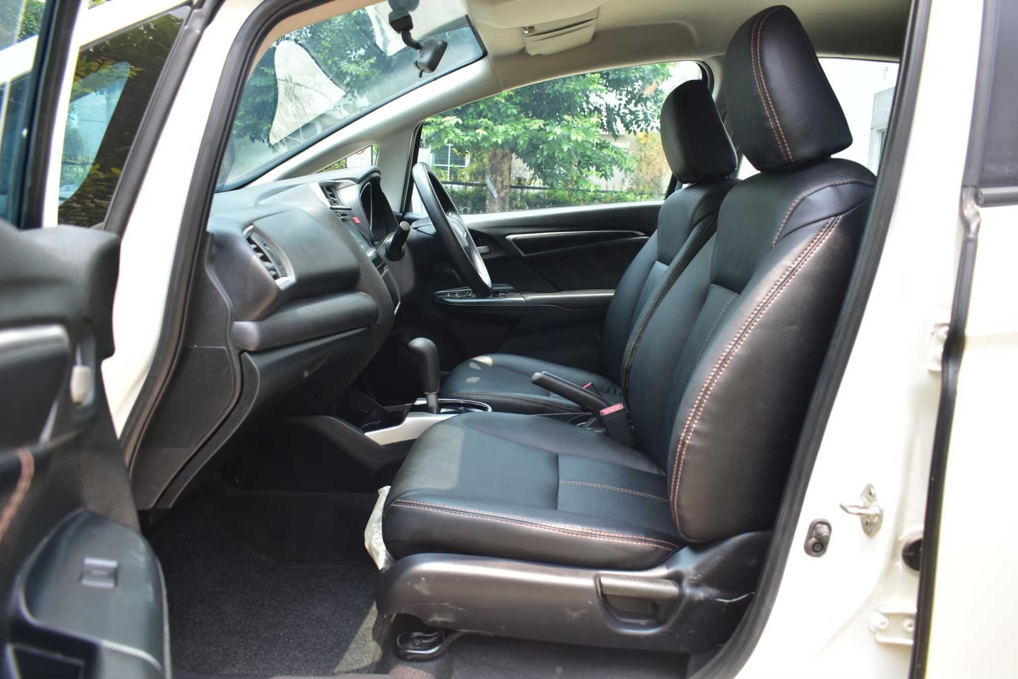 Honda Jazz Gk 1.5V+ เครื่องยนต์: เบนซิน เกียร์:ออโต้ ปี: 2016 สี:ขาว ไมล์: 9x,xxx Km. (รูปที่ 6)