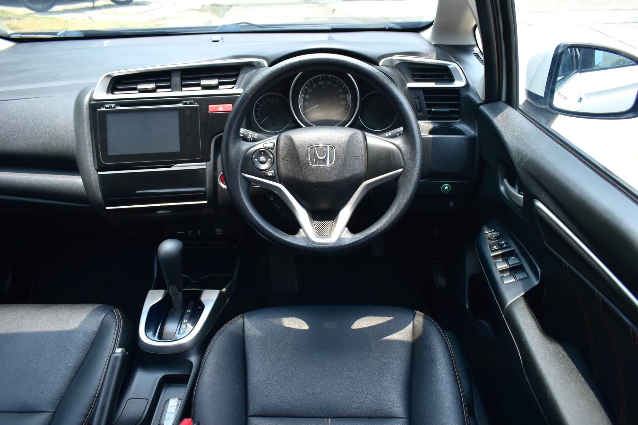 Honda Jazz Gk 1.5V+ เครื่องยนต์: เบนซิน เกียร์:ออโต้ ปี: 2016 สี:ขาว ไมล์: 9x,xxx Km. (รูปที่ 26)
