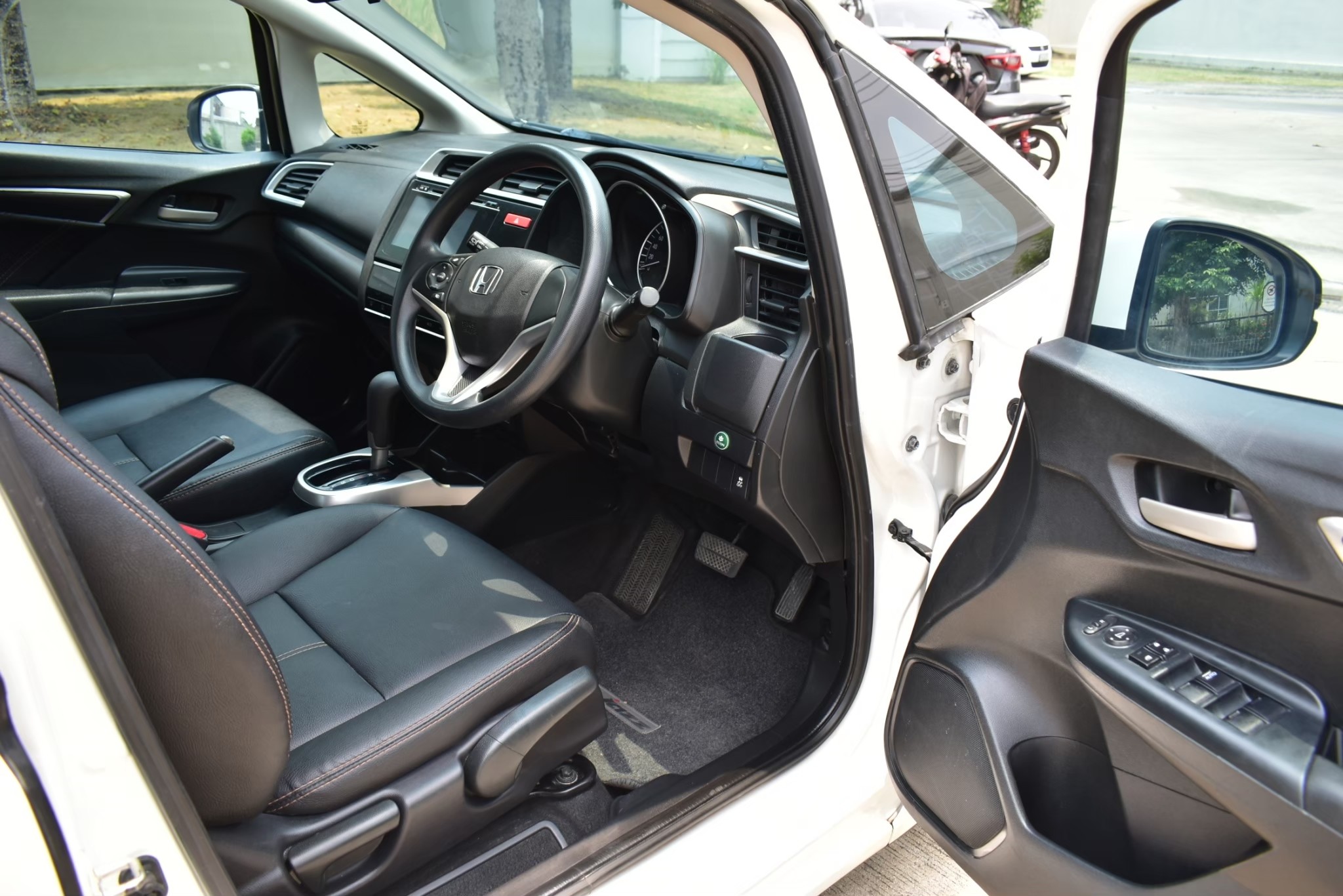 Honda Jazz Gk 1.5V+ เครื่องยนต์: เบนซิน เกียร์:ออโต้ ปี: 2016 สี:ขาว ไมล์: 9x,xxx Km. (รูปที่ 5)