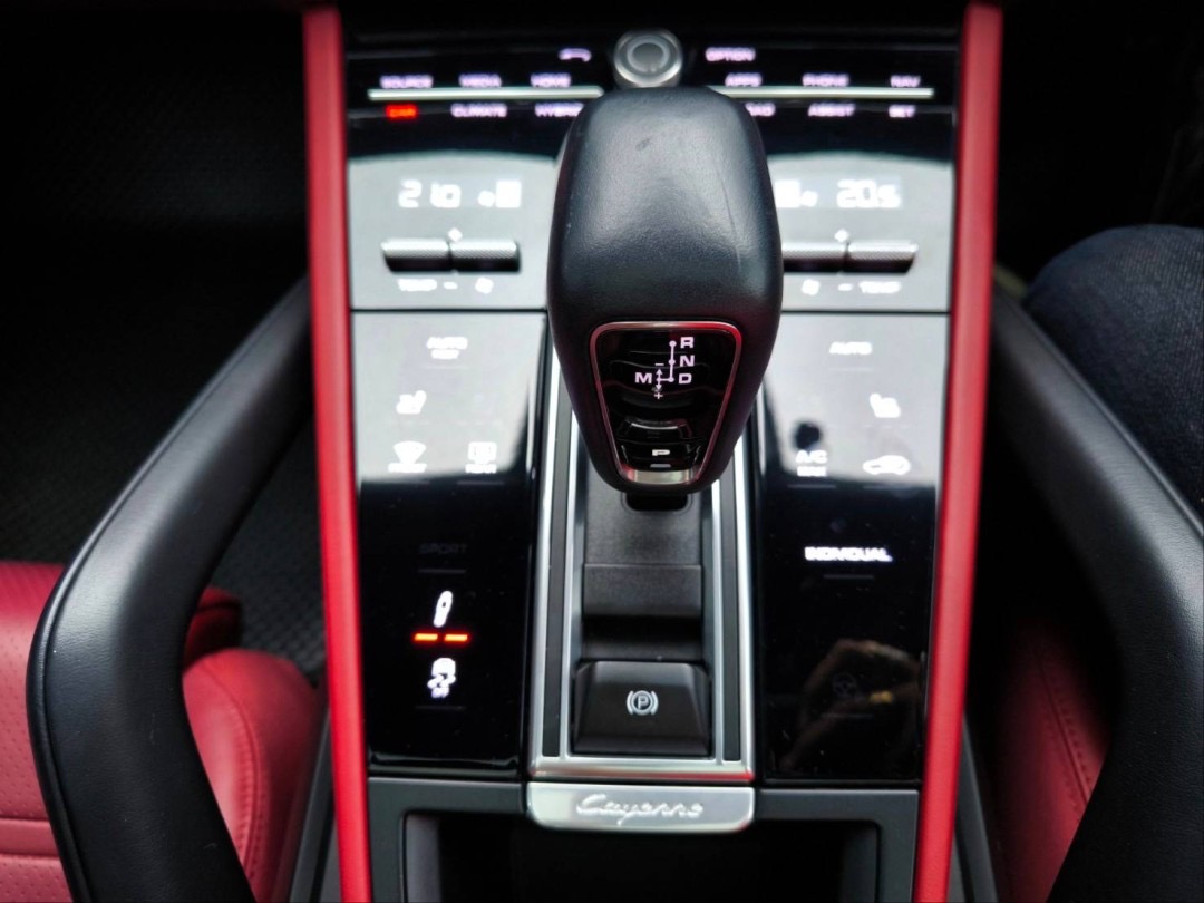 2021 Porsche Cayenne E-Hybrid สีขาว (รูปที่ 6)