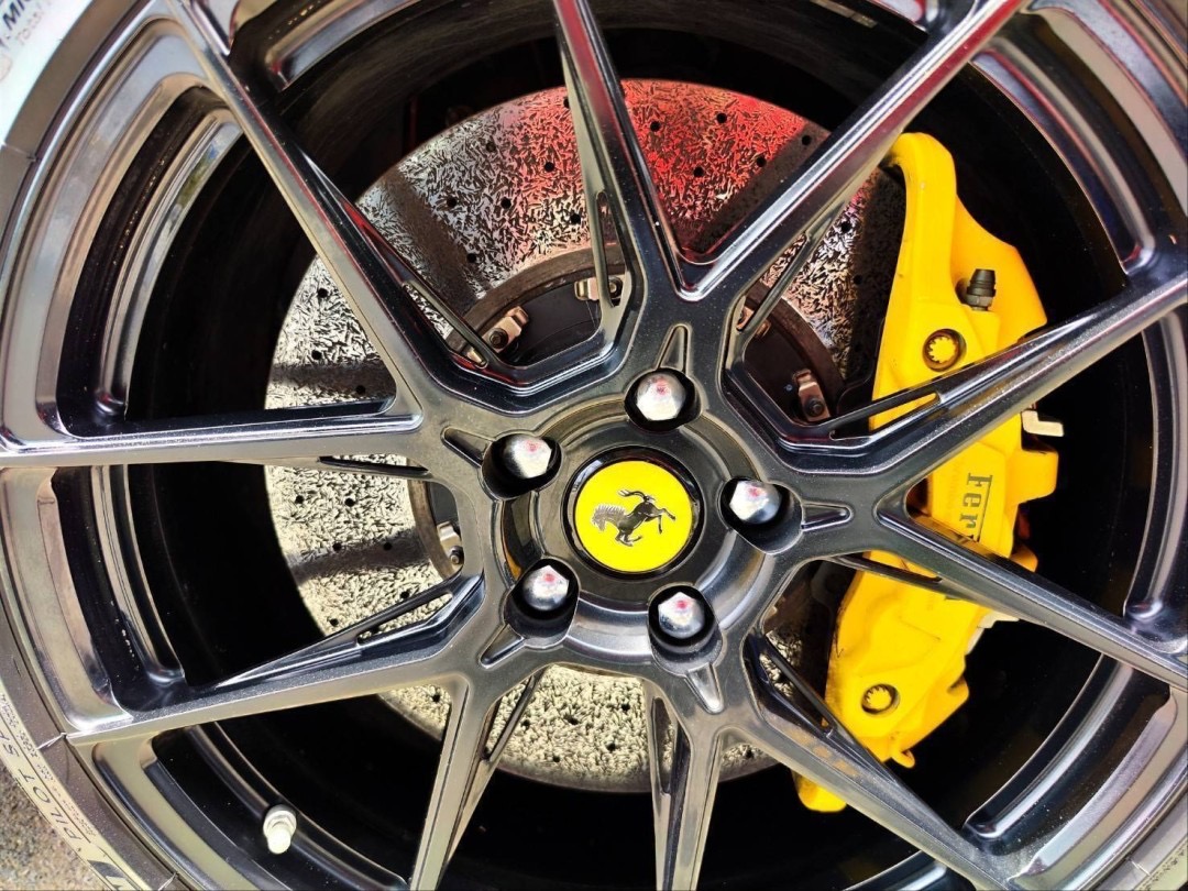 2017 Ferrari 488 GTB สีแดง (รูปที่ 9)
