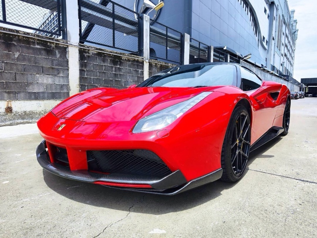 2017 Ferrari 488 GTB สีแดง