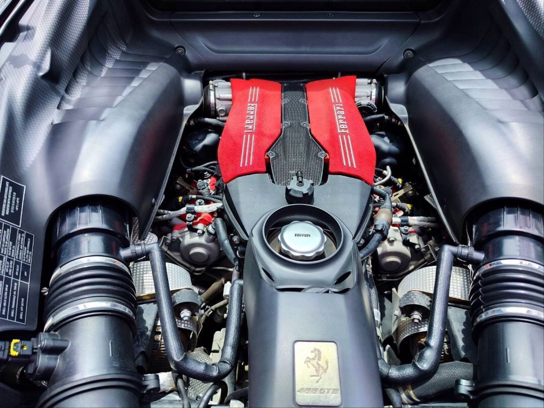 2017 Ferrari 488 GTB สีแดง (รูปที่ 8)