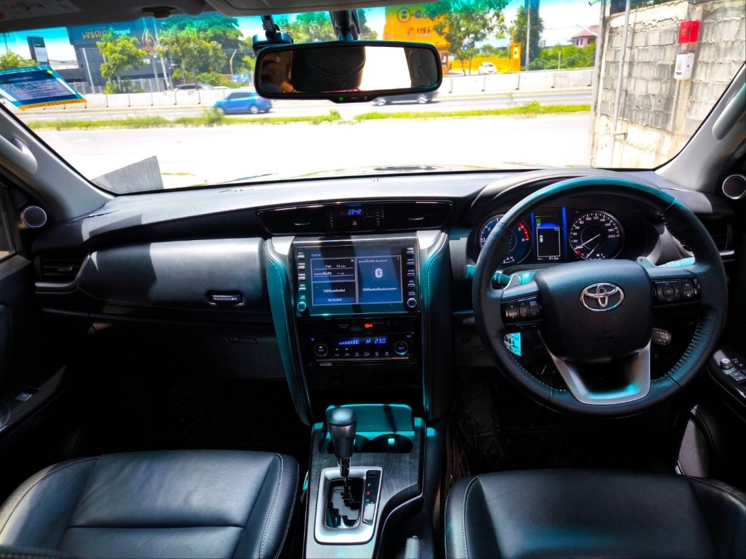 2021 Toyota Fortuner สีดำ (รูปที่ 6)