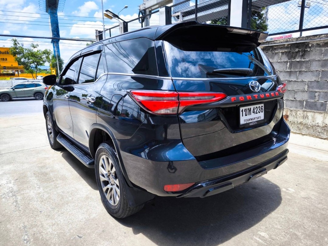 2021 Toyota Fortuner สีดำ (รูปที่ 10)