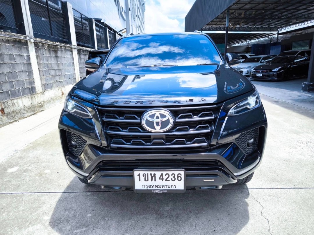 2021 Toyota Fortuner สีดำ (รูปที่ 2)