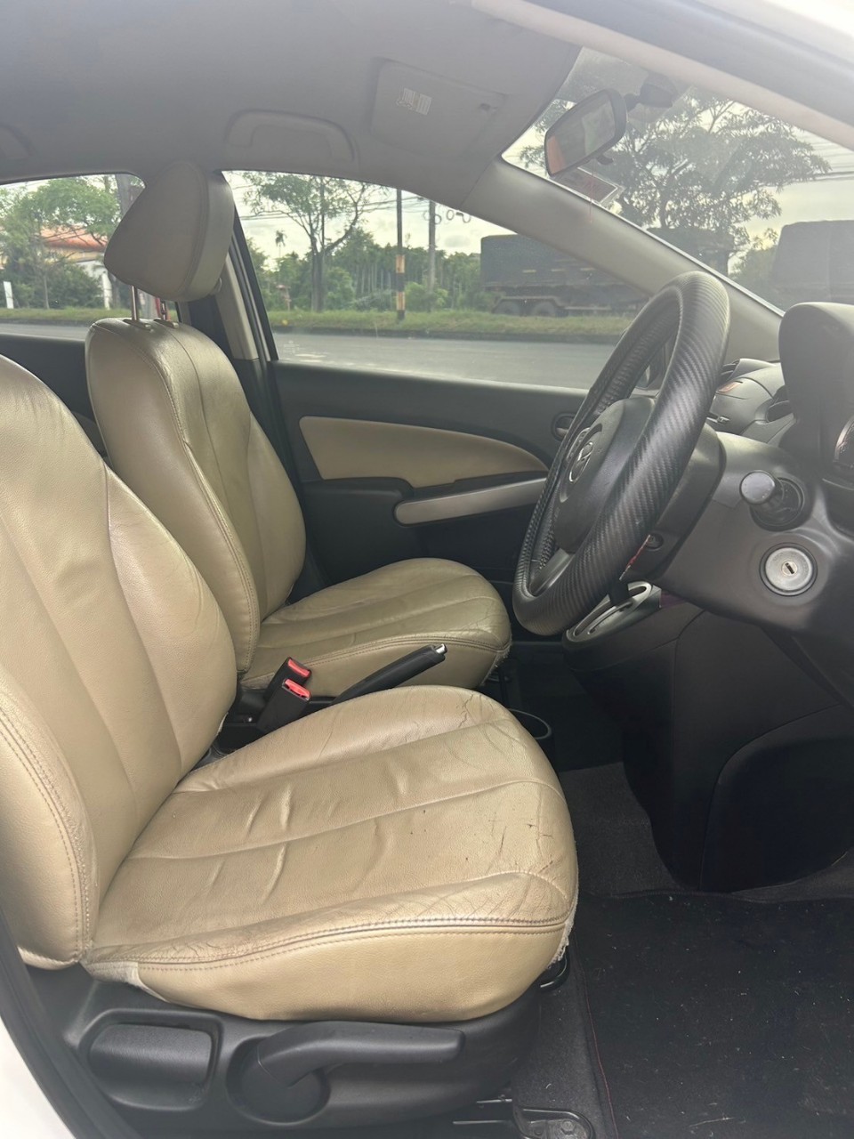 2012 Mazda 2 Elegance (4 ประตู) สีขาว (รูปที่ 8)