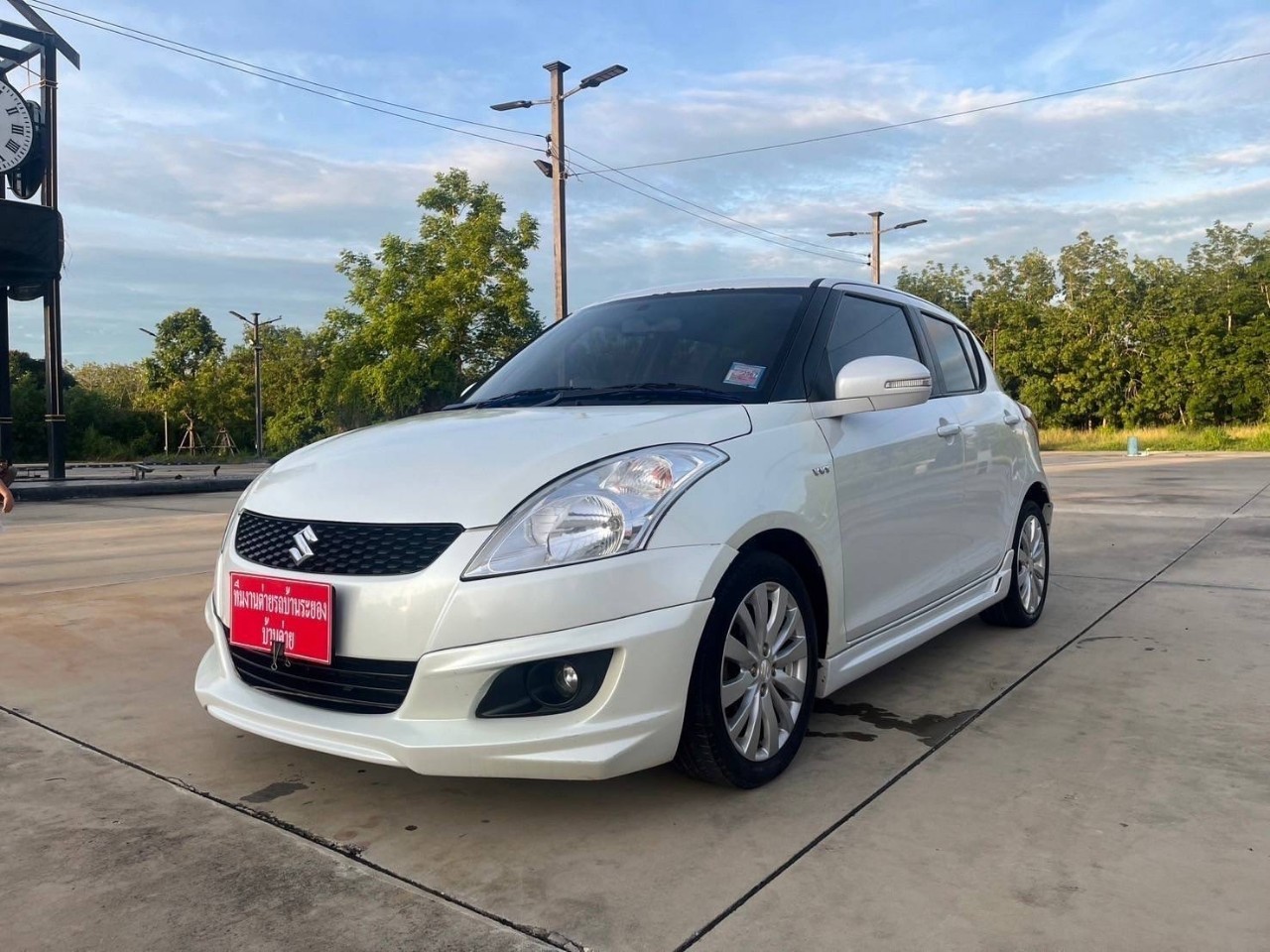 2013 Suzuki Swift สีขาว