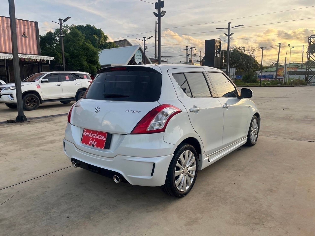 2013 Suzuki Swift สีขาว (รูปที่ 5)