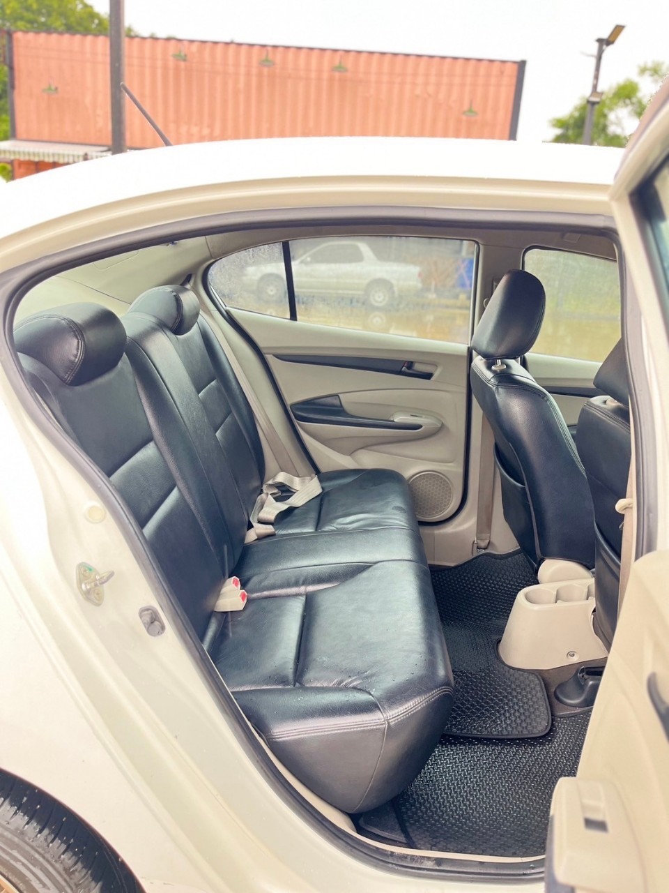2011 Honda City สีขาว (รูปที่ 8)