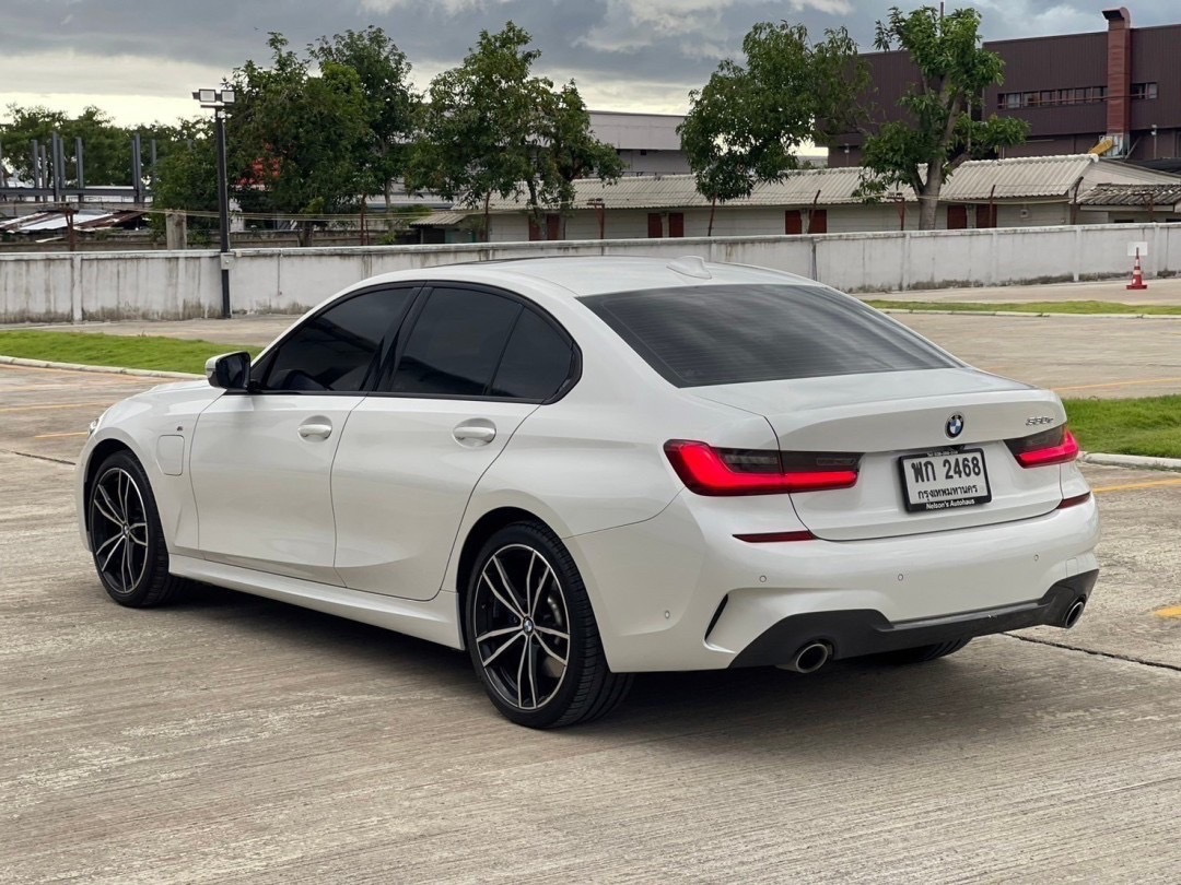 2022 BMW 330e Msport สีขาว (รูปที่ 4)