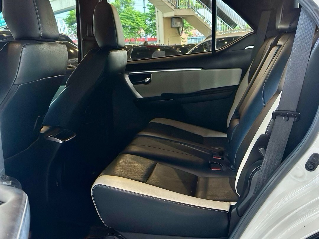 2021 Toyota Fortuner สีขาว (รูปที่ 13)