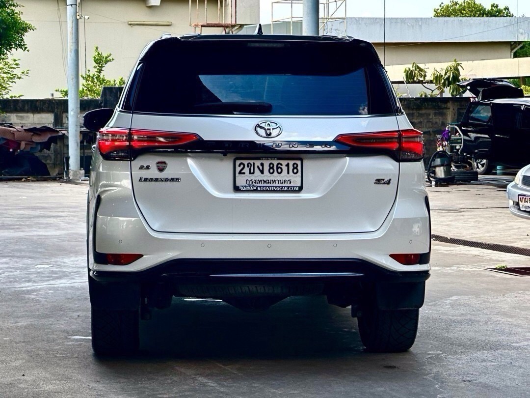 2021 Toyota Fortuner สีขาว (รูปที่ 3)