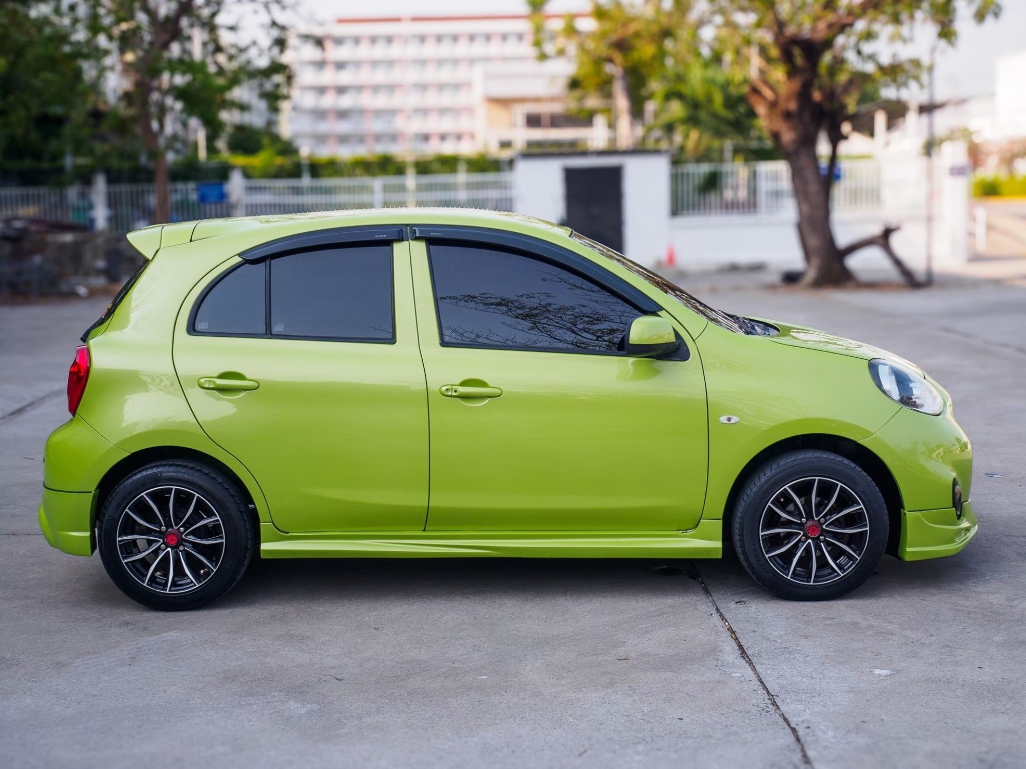 2013 Nissan March สีเขียว (รูปที่ 4)