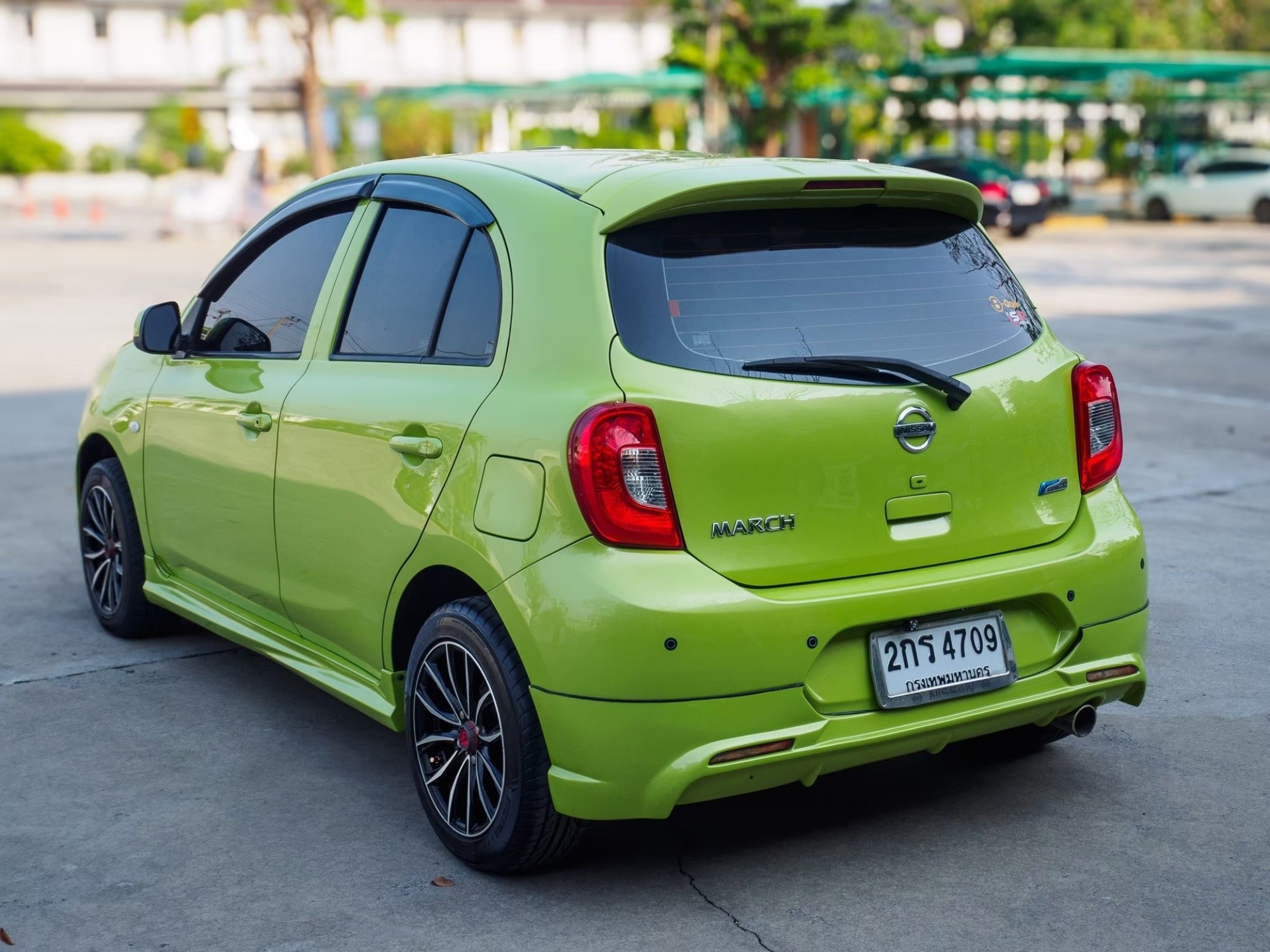 2013 Nissan March สีเขียว (รูปที่ 10)