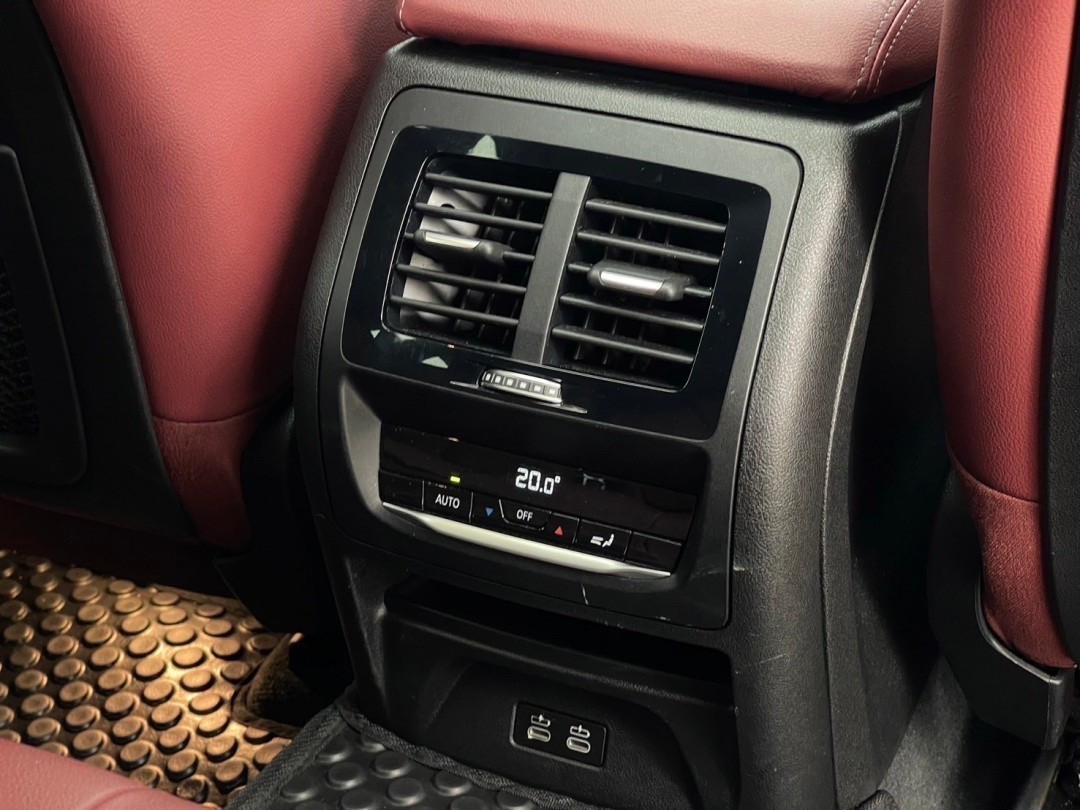 2020 BMW X4 G02 สีดำ (รูปที่ 2)